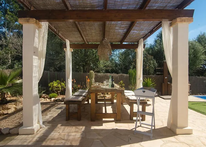 Casa Azul Stylish Beach House For 4 Adults And 1 Child In Cala Llombards