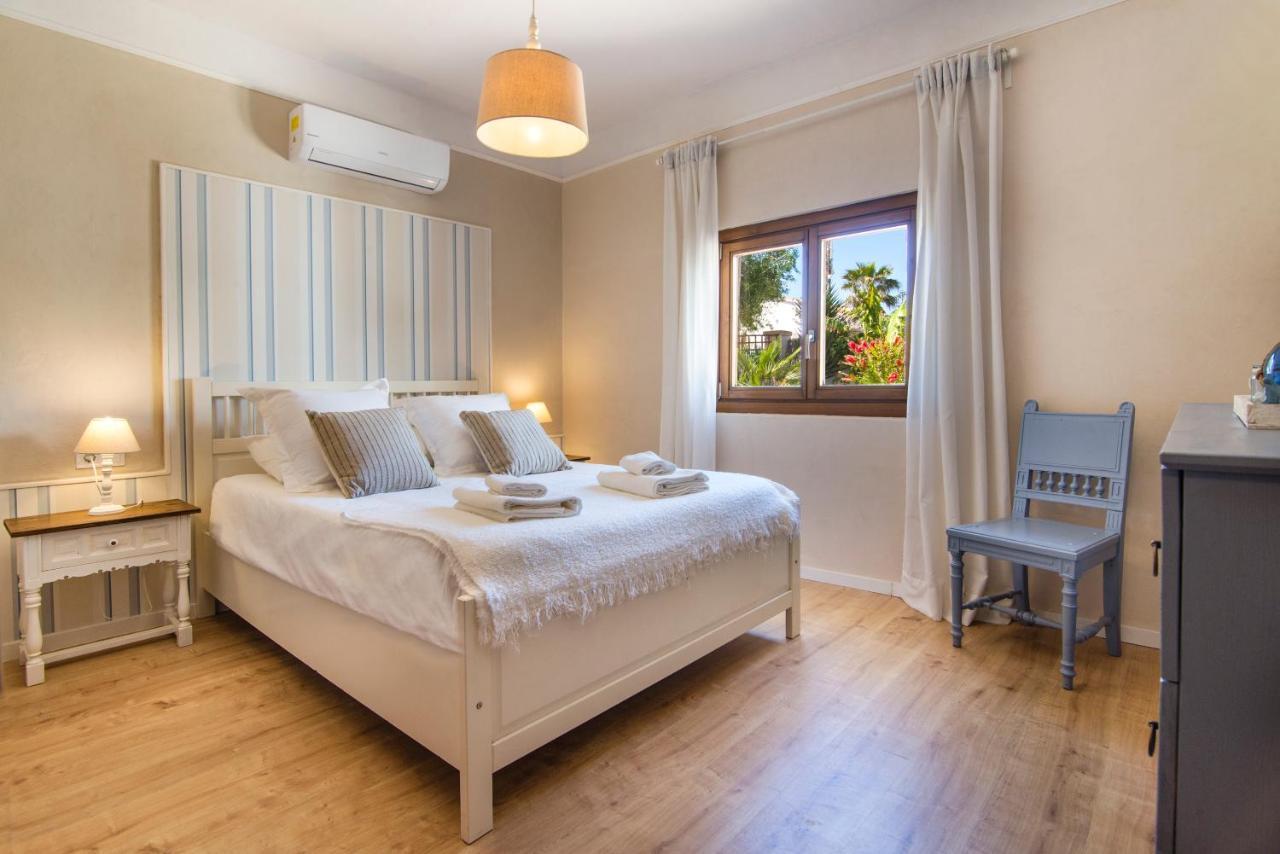 Casa Azul Stylish House For 4 Adults And 1 Child In Cala Llombards
